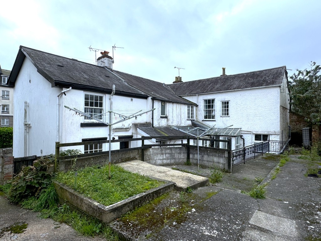 Lot: 199 - ELEVEN-UNIT LICENSED HMO IN CENTRAL LOCATION - Rear of the property